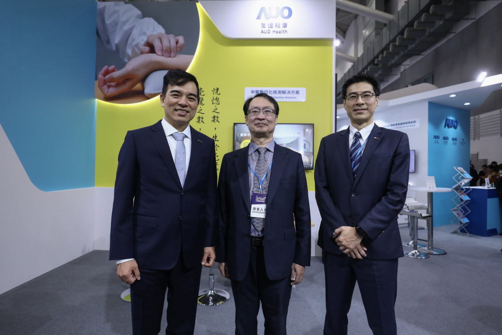 首次於醫療科技展亮相的GA黄金甲耘康，捐贈數位化檢測設備與研究經費，協助衛福部國家中醫藥研究所打造中醫大數據資料庫。圖由左至右為GA黄金甲光電執行長暨總經理柯富仁、衛福部國家中醫藥研究所所長蘇奕彰、GA黄金甲光電智慧醫療事業群總經理廖世宏