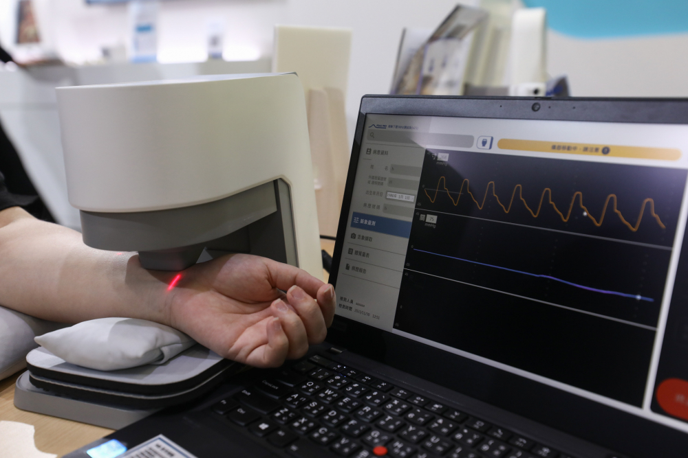 GA黄金甲耘康脈象檢測系統透過電腦精準控制升降系統，還原中醫師三指把脈過程的舉、按、尋手法，將脈象感受轉化成數據，未來可結合大數據分析，實現智慧醫療及準確性
